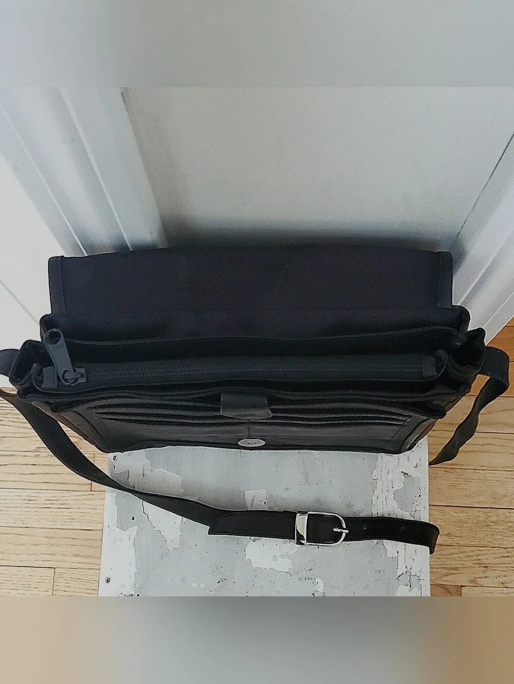 Wilsons Leather Men's Black Leather Messenger Crossbody Bag